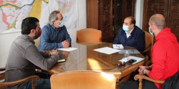 ممثل جبهة البوليساريو بكاستيا و ليون يعقد جلسة عمل مع عمدة بلدية ثامورا.