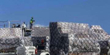 بالفيديو: قافلة إنسانية إسبانية تضم 180 آلية بين شاحنات وسيارات إسعاف ومركبات سياحية وحافلات محملة بالمساعدات الغذائية في طريقها لشعب الصحراوي.