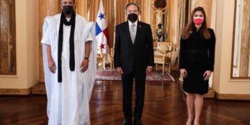 “سيدأحمد السالك يحظيه” يقدم أوراق إعتماده لرئيس دولة بنما سفيرا مفوضا فوق العادة للجمهورية الصحراوية.