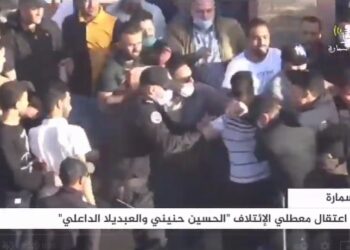 بالفيديو : شاهد همجية قوات المخزن المغربي وهي تتعامل مع مظاهرة سلمية للمعطلين الصحراويين بالسمارة المحتلة ( + التفاصيل ).