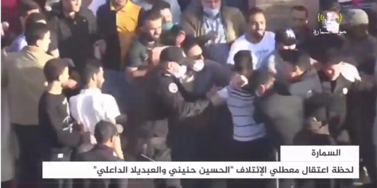 بالفيديو : شاهد همجية قوات المخزن المغربي وهي تتعامل مع مظاهرة سلمية للمعطلين الصحراويين بالسمارة المحتلة ( + التفاصيل ).