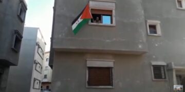 بالفيديو : المناضل “دافة أحمد بابو” يلبي نداء حملة “علمي على منزلي” الوطنية التضامنية مع الجسورة “سلطانة خيا”.