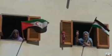 بالفيديو : شاهد الأعلام الوطنية ترفرف من نوافد منازل الصحراويين بالأرض المحتلة تلبيةً لنداء حملة “علمي على منزلي”.