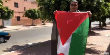 بالفيديو : المناضل “أحماد حماد” يلبي نداء حملة “علمي على منزلي” الوطنية التضامنية مع الجسورة “سلطانة خيا”.