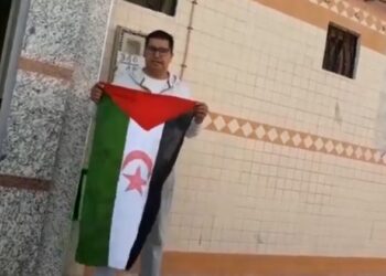 بالفيديو : المعتقل السياسي الصحراوي السابق “الديش الداف” يلبي نداء حملة “علمي على منزلي” الوطنية التضامنية مع الجسورة ” سلطانة خيا”.