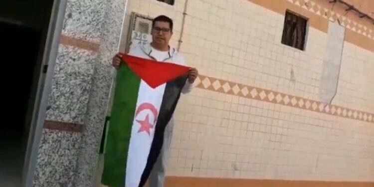 بالفيديو : المعتقل السياسي الصحراوي السابق “الديش الداف” يلبي نداء حملة “علمي على منزلي” الوطنية التضامنية مع الجسورة ” سلطانة خيا”.