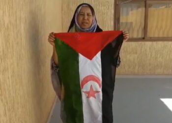 بالفيديو : عائلة الأسير الصحراوي المناضل “مصطفى الدرجة” تلبي نداء حملة “علمي على منزلي” الوطنية التضامنية مع الجسورة ” سلطانة خيا”.