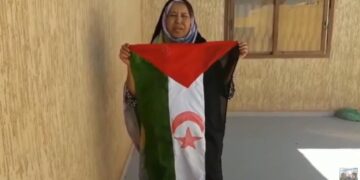 بالفيديو : عائلة الأسير الصحراوي المناضل “مصطفى الدرجة” تلبي نداء حملة “علمي على منزلي” الوطنية التضامنية مع الجسورة ” سلطانة خيا”.