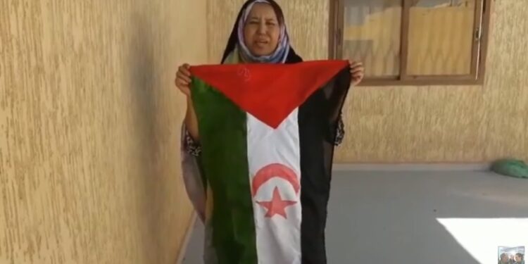 بالفيديو : عائلة الأسير الصحراوي المناضل “مصطفى الدرجة” تلبي نداء حملة “علمي على منزلي” الوطنية التضامنية مع الجسورة ” سلطانة خيا”.