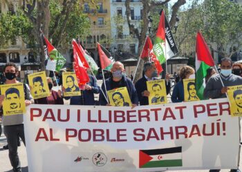 مظاهرات بالتراب الإسباني تطالب بإطلاق سراح جميع المعتقلين السياسيين الصحراويين على الفور من السجون المغربية.