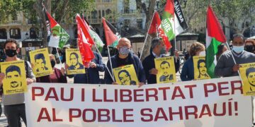 مظاهرات بالتراب الإسباني تطالب بإطلاق سراح جميع المعتقلين السياسيين الصحراويين على الفور من السجون المغربية.