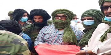 بالصور : الوزير الأول في الحكومة الصحراوية يسلم “عدنان سيد أحمد البطل” العلم الوطني الذي كان يغطي جثمان فقيد الشعب الصحراوي ”سيدأحمد البطل”