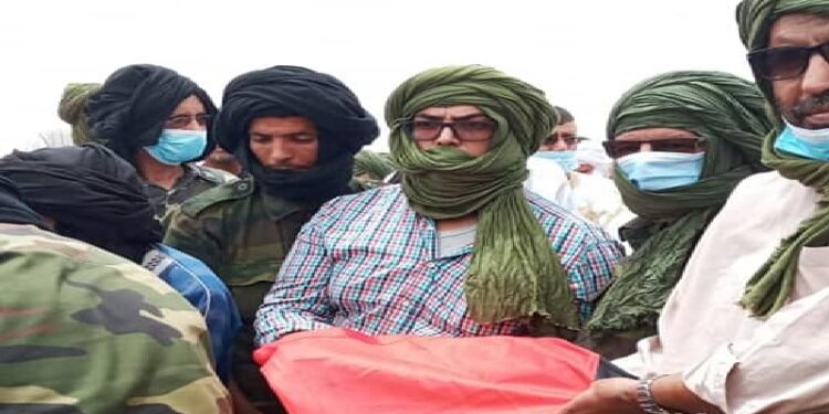 بالصور : الوزير الأول في الحكومة الصحراوية يسلم “عدنان سيد أحمد البطل” العلم الوطني الذي كان يغطي جثمان فقيد الشعب الصحراوي ”سيدأحمد البطل”