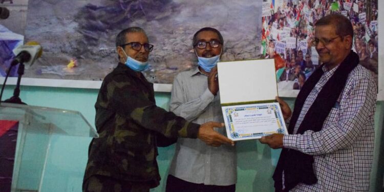 بالصور : وزارة شؤون الأرض المحتلة والجاليات تكرم عائلة سيدي أبراهيم خيا و الأسرى المدنيين الصحراويين بسجون الإحتلال المغربي.