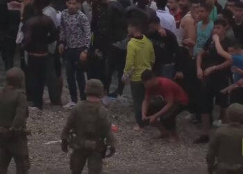 بالفيديو : السلطات الإسبانية تستعين بالجيش لمنع تدفق المهاجرين المغاربة عبر مدينة سبتة.
