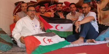 السمارة المحتلة : وفد يمثل منظمة كوديسا يقوم بزيارة تضامن وتهنئة إلى الأسير الصحراوي السابق وليد السالك البطل.