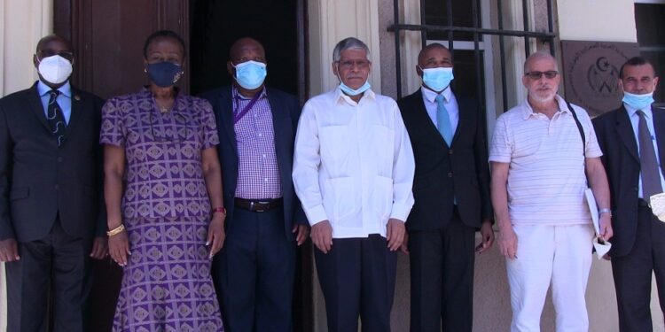 القيادي عبد القادر الطالب عمر وسفراء جنوب إفريقيا، كينيا وناميبيا ورئيس اللجنة الوطنية الجزائرية للتضامن مع الشعب الصحراوي يثمنون اللقاء الدبلوماسي لسفارتي جنوب إفريقيا والجمهورية الصحراوية.