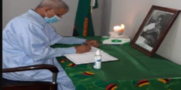 سفير الجمهورية الصحراوية بأنغولا “حمدي الخليل ميارة“ يوقع بسجل التعازي لدى سفارة زامبيا على إثر وفاة الرئيس السابق كينيث كواندا.