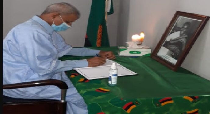 سفير الجمهورية الصحراوية بأنغولا “حمدي الخليل ميارة“ يوقع بسجل التعازي لدى سفارة زامبيا على إثر وفاة الرئيس السابق كينيث كواندا.