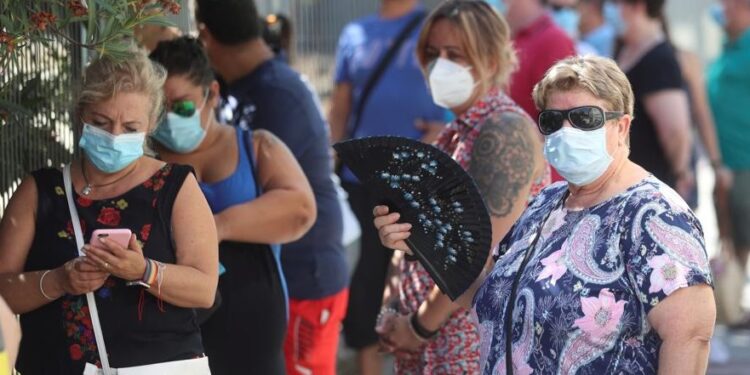 رئيس الحكومة الإسبانية يعلن عن التاريخ النهائي لإلغاء إلزامية وضع الكمامة في الشارع.