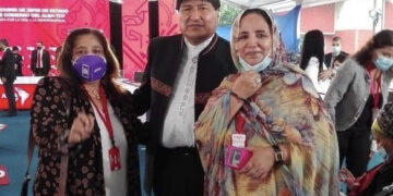 وفد صحراوي تقوده نائب ممثل جبهة البوليساريو بمدريد السيدة “خدجتو المخطار منت كينا” يشارك بكاراكاس في مؤتمر شعوب العالم.