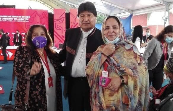 وفد صحراوي تقوده نائب ممثل جبهة البوليساريو بمدريد السيدة “خدجتو المخطار منت كينا” يشارك بكاراكاس في مؤتمر شعوب العالم.