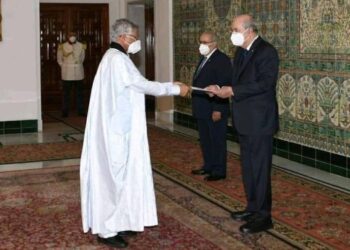 بالفيديو : القيادي عبد القادر الطالب عمار يقدم أوراق اعتماده للرئيس الجزائري سفيرا مفوضا فوق العادة للجمهورية الصحراوية.
