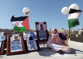 صور بدون تعليق : صور الشهيد القائد ”عبد الله لحبيب البلال” تزين سماء بوجدور المحتلة من فوق منزل أهل خيا الصامدة.
