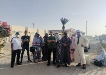  بعد إنتهاء صلاحية وثائق إقامتهم الإسبانية بسبب إجراءات الإغلاق : وقفة إحتجاجية للصحراويين أمام مطار العيون المحتلة.