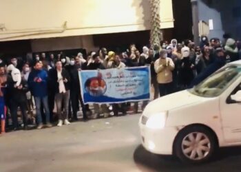 بالفيديو : : مئات المتظاهرين الصحراويين بشوارع الداخلة للمطالبة بتحقيق دولي في قضية مقتل “لحبيب أغريشي”