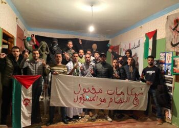 بالصور : مناضلي ومناضلات مدينة كليميم يخصصون إستقبالاً بالأعلام الوطنية الصحراوية للأسير المفرج عنه عضو منظمة كوديسا “حمزة بوحريكة”.