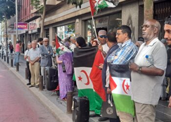 عاجل وبالصور : الجالية الصحراوية بكناريا تنظم مظاهرة أمام القنصلية المغربية بلاس بالماس بترحيل الإعلامي الكبير الدكتور “محمد سالم بشرايا”.