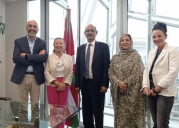 وزير الصحة العمومية السيد “السالك بابا حسنة” مرفوقاً بالسفيرة “خدجتو منت كينا” يستقبلان من طرف مستشارة الشؤون الصحية في الحكومة الجهوية لبلاد الباسك.