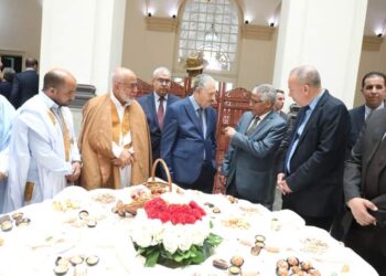 بالصور : رئيس المجلس الشعبي الوطني الجزائري يستقبل المنتخب الصحراوي ويجري محادثات مع رئيس البرلمان الصحراوي، والقيادي البارز “عبد القادر الطالب عمر”.