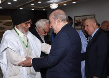 وفد من المجلس الإستشاري الصحراوي برئاسة القيادي “محمد الأمين أحمد” يحظى بإستقبال شرفي من قبل الرئيس الجزائري “عبد المجيد تبون”.