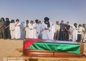 بالصور : في جنازة مهيبة.. تشييع جثمان القيادي الفذ  “النعمة سعيد الجماني” يوارى الثرى بمقبرة ولاية السمارة.