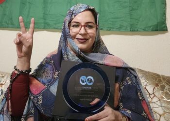 رمز إنتفاضة الإستقلال السلمية الجسورة “سلطانة خيا” تحصل على جائزة الحركة العالمية المناهضة للحرب “وارلد بيوند وار”.