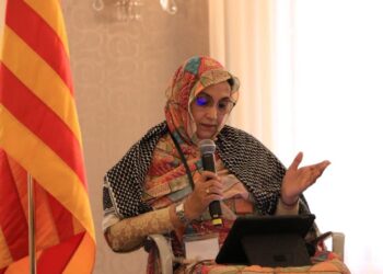 رئيسة الهيئة الصحراوية لمناهضة الإحتلال المغربي ISACOM المناضلة “أمنتو حيدار” تسلط الضوء على معاناة المدنيين الصحراويين بالجزء المحتل، وتعلن تضامنها المطلق مع الشعب الفلسطيني الشقيق في محنته.