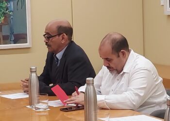بالصور : وزير الصحة القيادي “السالك بابا حسنة” موفوقا بممثل جبهة لبوليساريو بمقاطعة لاريوخا الدبلوماسي “محمد لبات” يجريان مباحثات هامة مع ممثلي مختلف التشكيلات السياسية والبرلمانية بالإقليم (+التفاصيل).