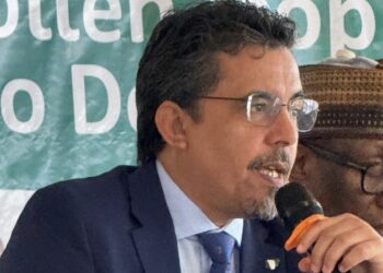 من العاصمة النيجيرية أبوجا، الدبلوماسي المخضرم “أبي بشرايا البشير” يندد بالموقف الفرنسي ويؤكد أن تكريس حق تقرير المصير والإستقلال الوطني “مسألة وقت وحتمية تاريخية لا يمكن الإلتفاف عليها ولا تأجيلها إلى ما لا نهاية”.