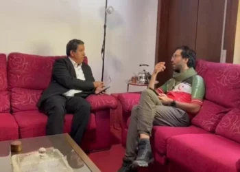 الدبلوماسي الشاب “عبد الله العرابي” ممثل جبهة البوليساريو بإسبانيا يستقبل المتضامن والناشط السويدي بنيامين الذي يواصل رحلت الـ 30 ألف كيلومتر رفقة زوجته من أجل تسليط الضوء على نضال الشعب الصحراوي والتعريف بكفاحه .