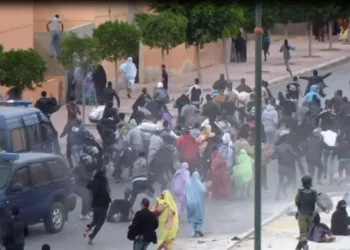 مراسل شبكة ميزرات : بالتزامن مع زيارة رئيس مجلس الشيوخ الفرنسي الغير شرعية إلى العيون المحتلة قوات الإحتلال المغربي تقمع متظاهرين صحراويين مطالبين بالإستقلال.