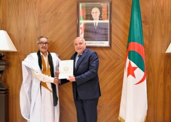 عاجل وبالصور : وزير الخارجية الجزائري السيد “أحمد عطاف” يستقبل عضو الأمانة الوطنية “خطري أدوه” الذي سلّمه نسخًا من أوراق اعتماده بصفته السفير الجديد للجمهورية العربية الصحراوية الديمقراطية لدى الجزائر.