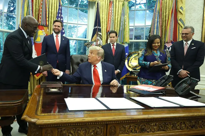 الرئيس الأمريكي يوقع على اتفاق سلام لإنهاء أحد أقدم الصراعات في أفريقيا، فهل قضية الصحراء الغربية في الطريق؟