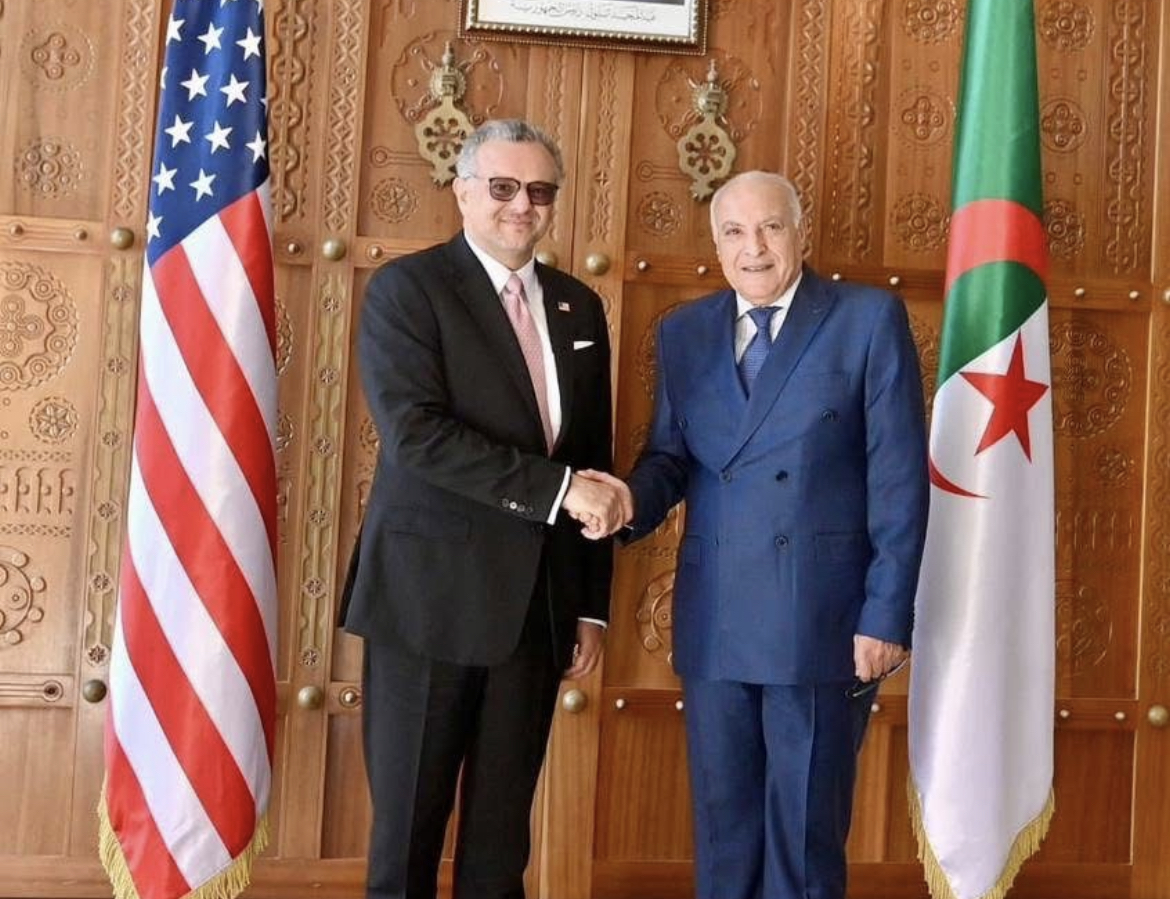 عاجل : بيان صحفي صادر عن وزارة الخارجية الجزائرية تؤكد فيه أن قضية الصحراء الغربية من بين المواضيع التي تم التطرق إليها أثناء المحادثات التي جمعت وزير الخارجية الجزائري ومستشار الرئيس الأمريكي.