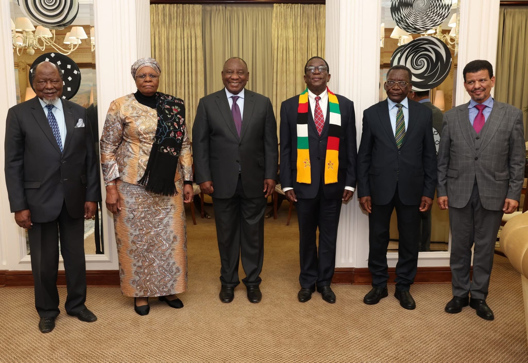 رئيس جنوب أفريقيا يستقبل وزير الخارجية الصحراوي “محمد يسلم بيسط” ويقيم مأدبة عشاء على شرف الوفود المشاركة في قمة حركات التحرر بجوهانسبرغ. (+ الصور)