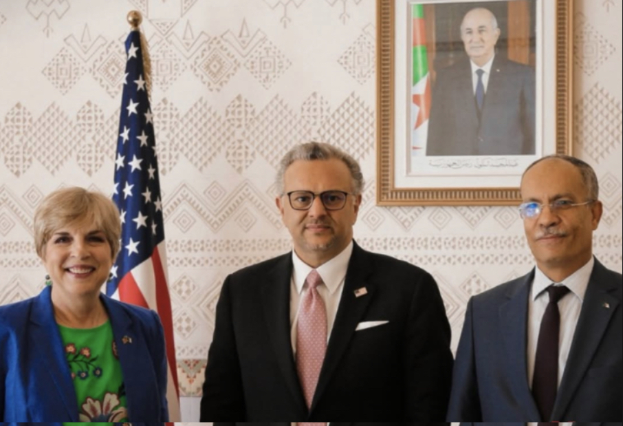 عاجل : في زيارة رسمية له مستشار الرئيس الأمريكي يصل إلى الجزائر.