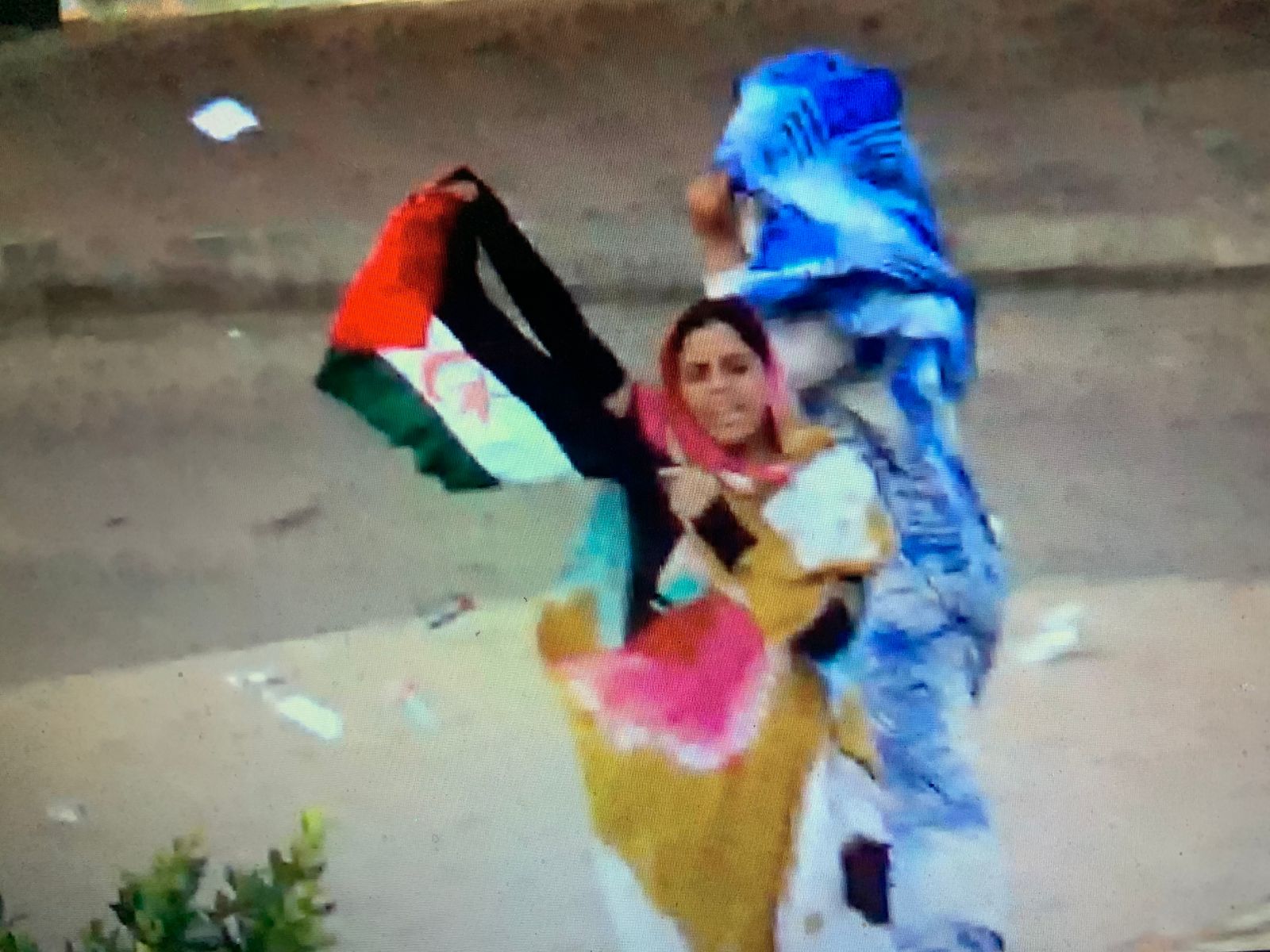 العيون المحتلة : قوات الاحتلال المغربية، بزي رسمي ومدني تعتدي على مجموعة من المدافعين الصحراويين عن حقوق الإنسان، خلال مشاركتهم في وقفة سلمية نظمت بشارع السمارة.