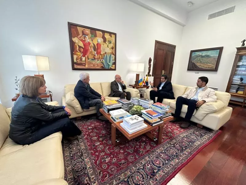 إسبانيا : رئيس حكومة كران كناريا يستقبل الدبلوماسي الشاب “عبد الله العربي”، ممثل جبهة البوليساريو في إسبانيا، يؤكد له التزامه الراسخ بالدفاع عن الشعب الصحراوي وقضيته العادلة.