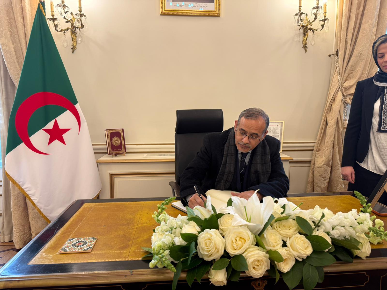 النائب الأول للسفير الصحراوي بفرنسا الدبلوماسي “سيد أحمد داحة”، يقدم التعازي في السجل التعازي بوفاة الرئيس الأسبق اليامين زروال .